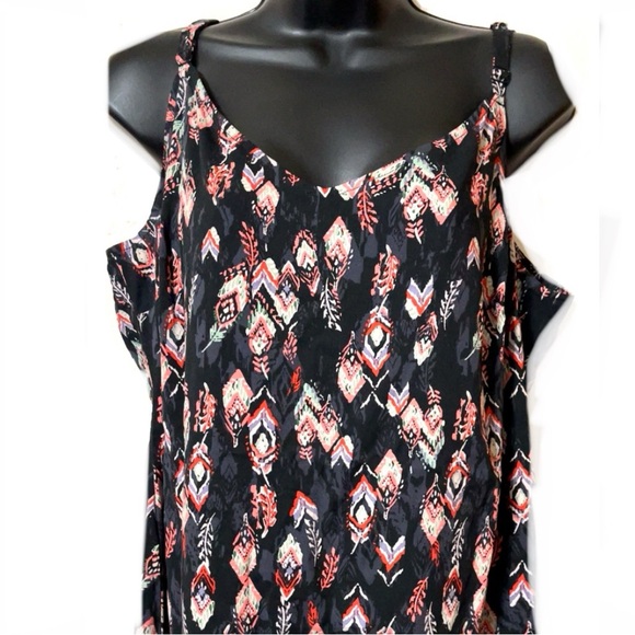 🆕🦋TORRID Feather Print Top🦋 - Picture 2 of 12